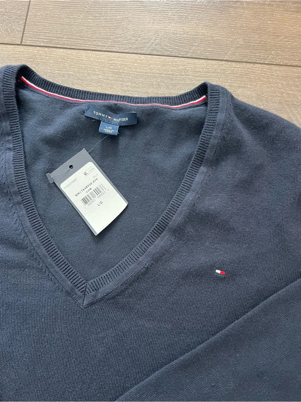 NWT Tommy Hilfiger Women’s V-neck Sweater Large